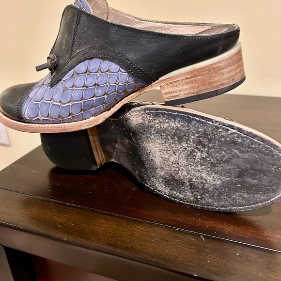 Freebird Navy and Blue Mules with Leather Accents - Picture 4 of 5